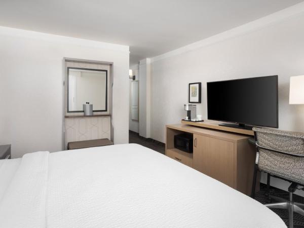 Holiday Inn Resort Oceanfront at Surfside Beach, an IHG Hotel : photo 4 de la chambre chambre lit king-size avec douche accessible en fauteuil roulant - adaptée aux personnes à mobilité réduite