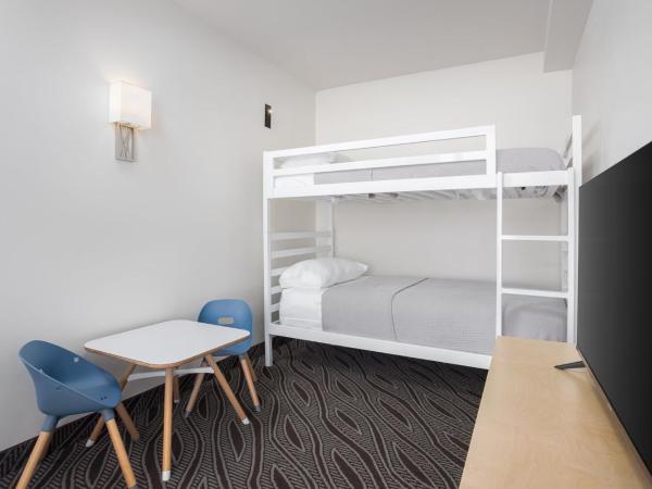 Holiday Inn Resort Oceanfront at Surfside Beach, an IHG Hotel : photo 3 de la chambre suite with one king bed and one bunk bed - kids friendly