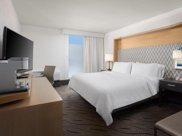 Holiday Inn Resort Oceanfront at Surfside Beach, an IHG Hotel : photo 7 de la chambre chambre lit king-size avec douche accessible en fauteuil roulant - adaptée aux personnes à mobilité réduite