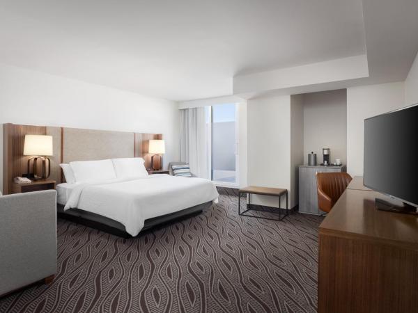 Holiday Inn Resort Oceanfront at Surfside Beach, an IHG Hotel : photo 4 de la chambre suite with one king bed and one bunk bed - mobility access and kids friendly