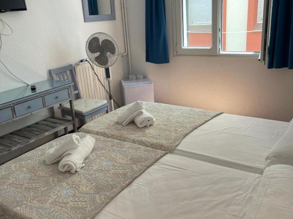 Hotel Caleta : photo 4 de la chambre chambre familiale