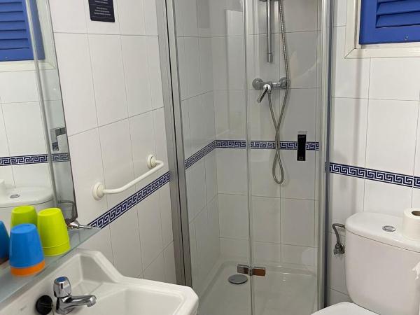 Hotel Caleta : photo 2 de la chambre chambre familiale