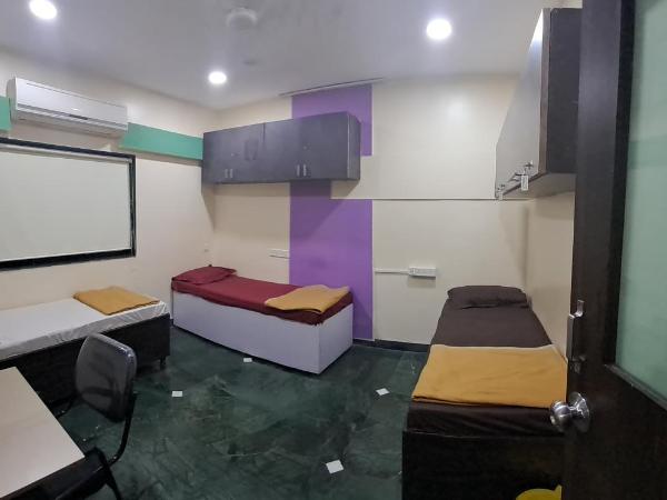 JOY HOSTEL - Digital Nomads Hostel & PG - Koregaon Park : photo 3 de la chambre chambre triple avec salle de bains privative