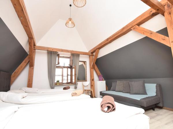 DUKES Hostel - Pokoje prywatne, RYNEK : photo 2 de la chambre chambre familiale avec salle de bains commune