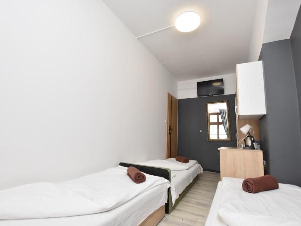 DUKES Hostel - Pokoje prywatne, RYNEK : photo 3 de la chambre chambre triple avec salle de bains commune