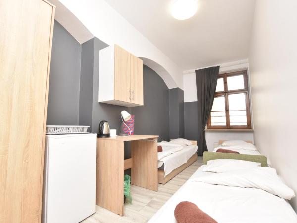 DUKES Hostel - Pokoje prywatne, RYNEK : photo 1 de la chambre chambre triple avec salle de bains commune