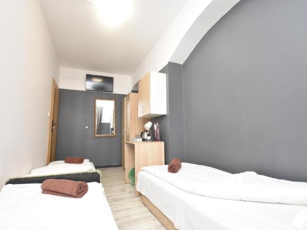 DUKES Hostel - Pokoje prywatne, RYNEK : photo 2 de la chambre chambre triple avec salle de bains commune