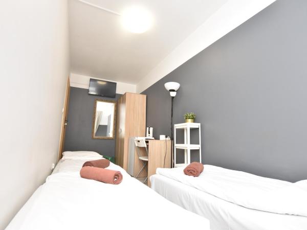 DUKES Hostel - Pokoje prywatne, RYNEK : photo 2 de la chambre chambre triple avec salle de bains commune