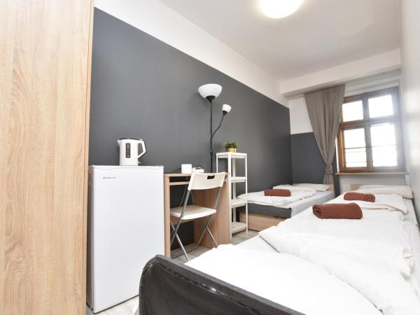 DUKES Hostel - Pokoje prywatne, RYNEK : photo 1 de la chambre chambre triple avec salle de bains commune