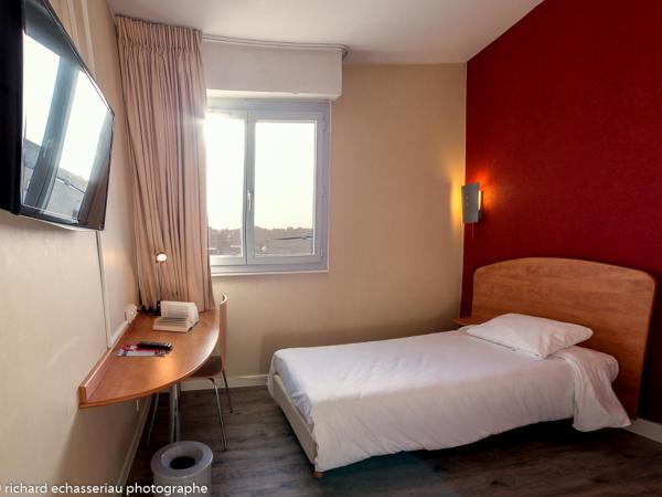 Hôtel de la Vendée : photo 4 de la chambre chambre triple classique