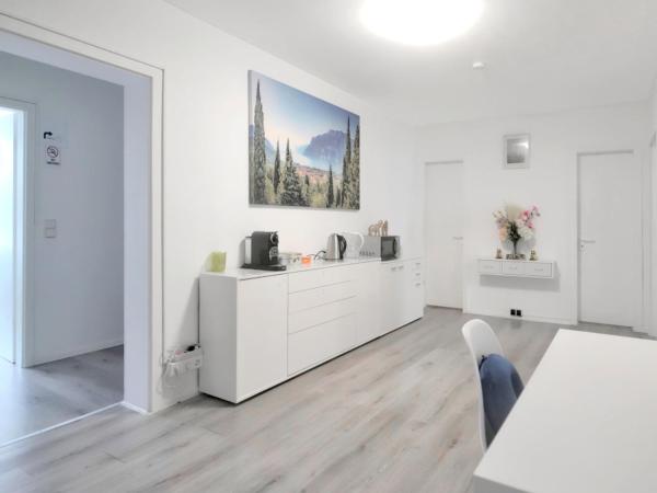 Schönes helles Zimmer direkt in Frankfurt City Nr 301 : photo 6 de la chambre chambre simple avec salle de bains commune