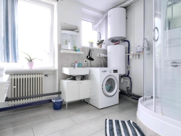 Schönes helles Zimmer direkt in Frankfurt City Nr 301 : photo 10 de la chambre chambre triple avec salle de bains commune