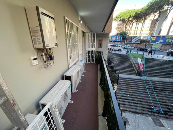 F Rooms Napoli Via Sementini : photo 7 de la chambre chambre quadruple avec balcon