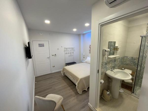 F Rooms Napoli Via Sementini : photo 2 de la chambre chambre double avec salle de bains privative