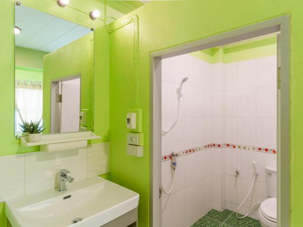 SriRungRueng Place : photo 5 de la chambre chambre double avec salle de bains privative