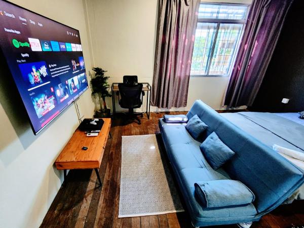 Upspot Kuching Waterfront Premium Hostel : photo 3 de la chambre chambre double ou lits jumeaux supérieure avec vue sur ville