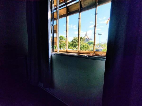 Upspot Kuching Waterfront Premium Hostel : photo 6 de la chambre chambre double ou lits jumeaux supérieure avec vue sur ville