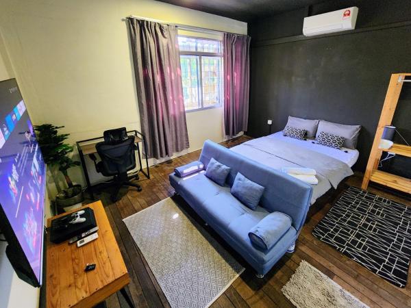 Upspot Kuching Waterfront Premium Hostel : photo 9 de la chambre chambre double ou lits jumeaux supérieure avec vue sur ville