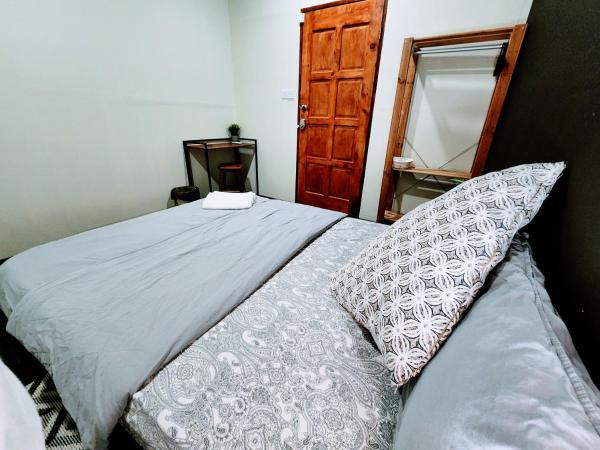 Upspot Kuching Waterfront Premium Hostel : photo 4 de la chambre chambre double Économique