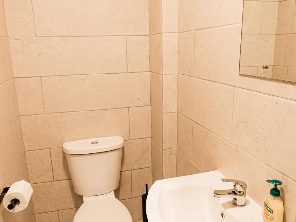 Westwood Court : photo 3 de la chambre chambre triple avec salle de bains privative