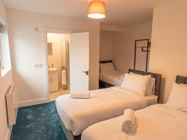 Westwood Court : photo 2 de la chambre chambre triple avec salle de bains privative