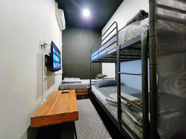 Upspot Kuching Waterfront Premium Hostel : photo 3 de la chambre chambre lits jumeaux Économique