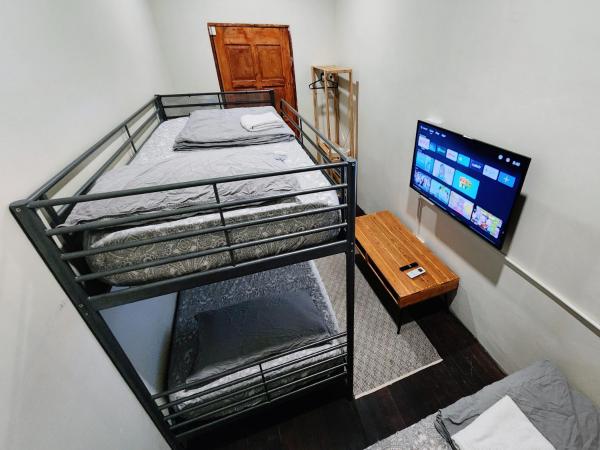 Upspot Kuching Waterfront Premium Hostel : photo 4 de la chambre chambre lits jumeaux Économique