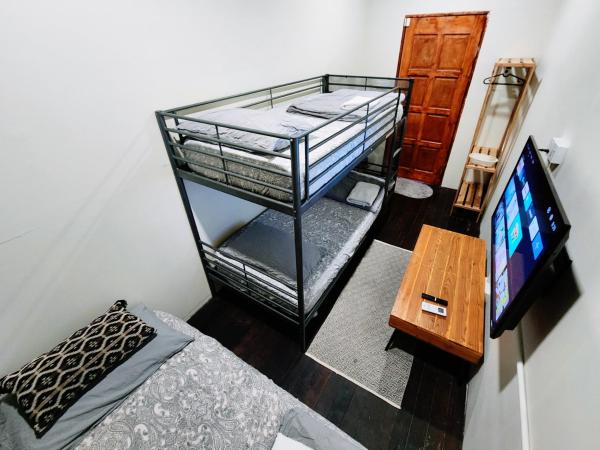 Upspot Kuching Waterfront Premium Hostel : photo 5 de la chambre chambre lits jumeaux Économique