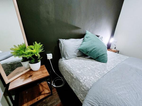 Upspot Kuching Waterfront Premium Hostel : photo 5 de la chambre chambre lit queen-size deluxe