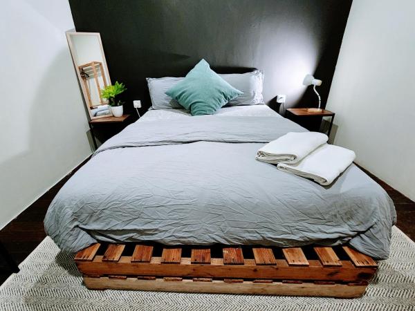 Upspot Kuching Waterfront Premium Hostel : photo 6 de la chambre chambre lit queen-size deluxe