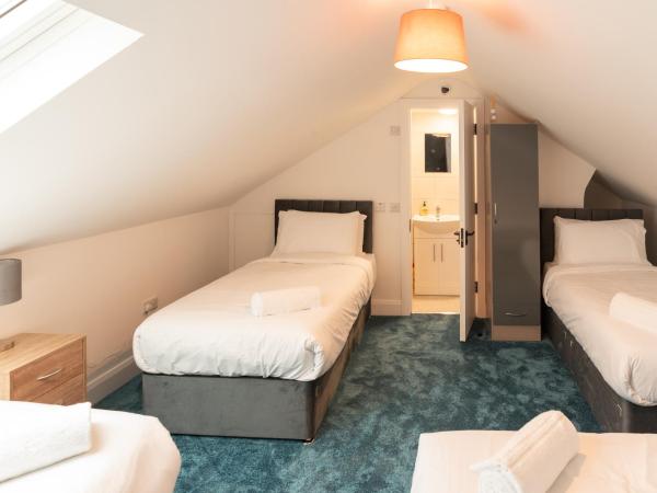 Westwood Court : photo 6 de la chambre chambre quadruple avec salle de bains privative