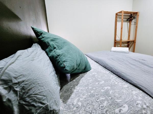 Upspot Kuching Waterfront Premium Hostel : photo 2 de la chambre chambre lit queen-size deluxe