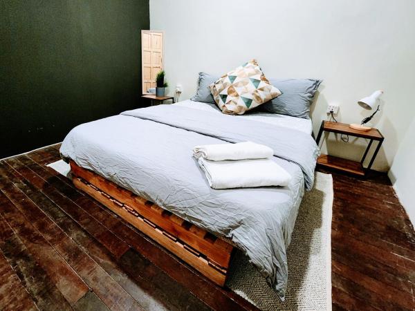 Upspot Kuching Waterfront Premium Hostel : photo 4 de la chambre chambre lit queen-size deluxe