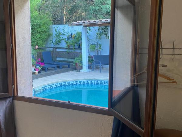 Maison d'hôtes Le Beauséjour : photo 6 de la chambre chambre double - vue sur piscine