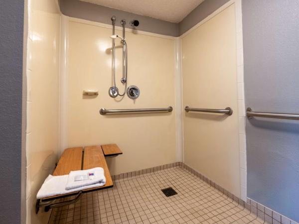 Motel 6-Charlotte, NC - Coliseum : photo 5 de la chambre chambre quadruple pour personnes à mobilité réduite - douche accessible en fauteuil roulant
