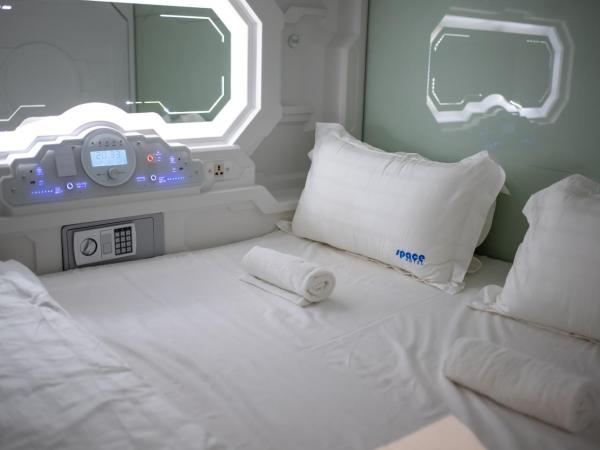 Space Hotel KL Sentral : photo 5 de la chambre chambre double deluxe avec baignoire