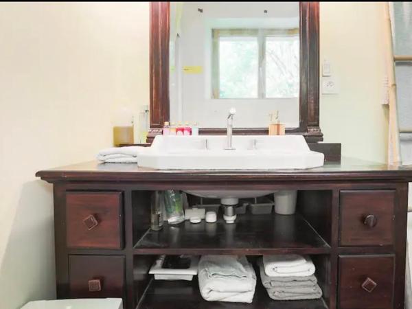 Chambre de charme sur le GR 34 et la vélo route maritime : photo 2 de la chambre chambre double avec salle de bains privative