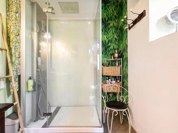 Chambre de charme sur le GR 34 et la vélo route maritime : photo 9 de la chambre chambre double avec salle de bains privative