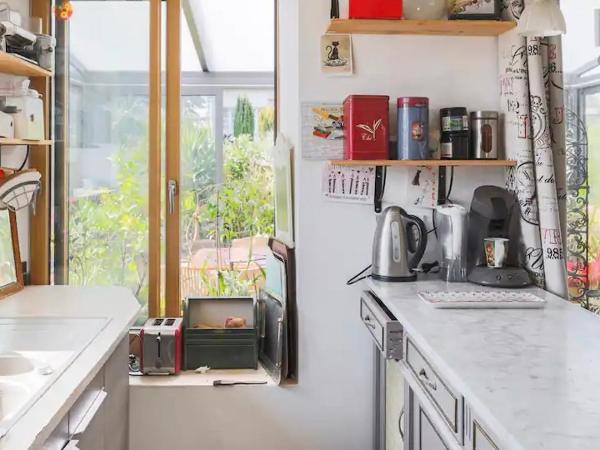 Chambre de charme sur le GR 34 et la vélo route maritime : photo 10 de la chambre chambre double avec salle de bains privative