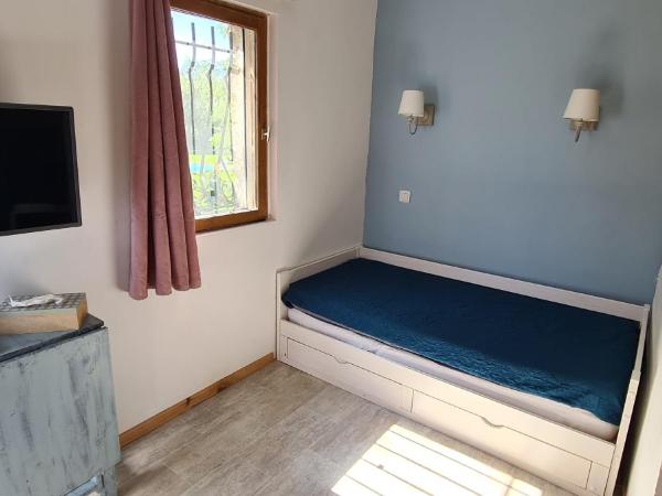 Mas des Cerisiers SPA-SAUNA inclus pour tous les logements : photo 10 de la chambre studio familial