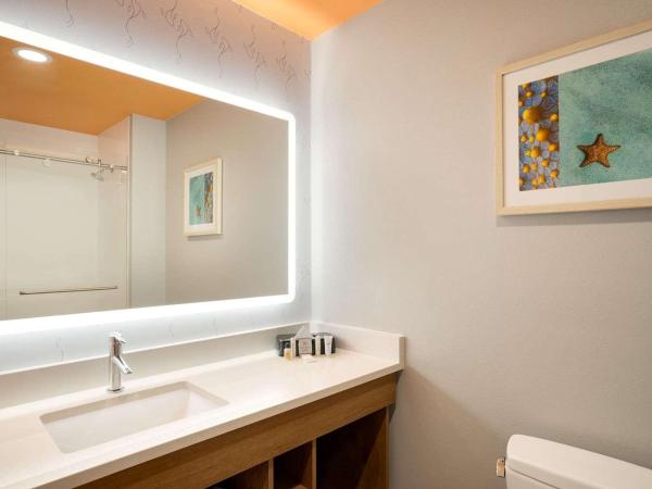 La Quinta Inn & Suites by Wyndham San Antonio Seaworld LAFB : photo 3 de la chambre deluxe mobility/hearing accessible room with two queen beds and tub with grab bars - non-smoking