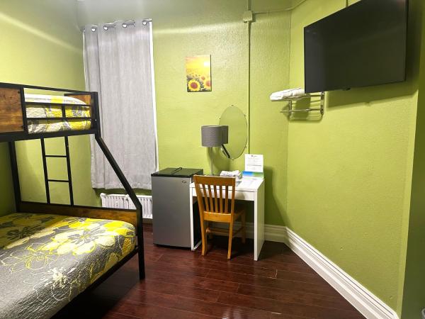 Orange Village Hostel : photo 1 de la chambre chambre familiale avec salle de bains commune