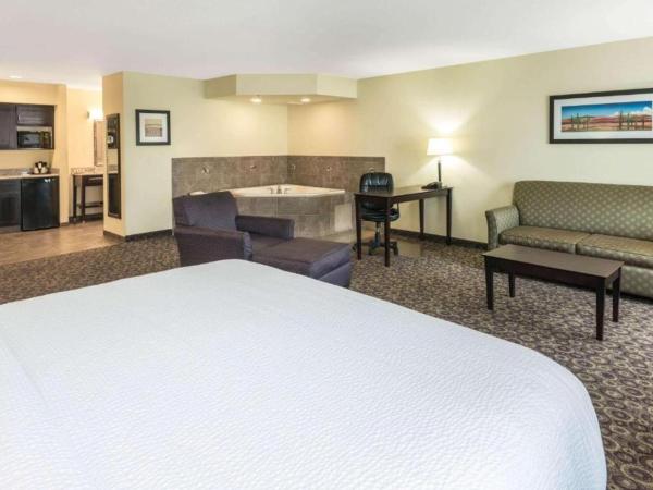 La Quinta by Wyndham Las Vegas Airport South : photo 2 de la chambre chambre lit king-size avec canapé-lit et bain à remous - accessible aux personnes à mobilité réduite - non-fumeurs