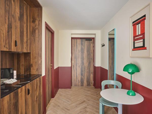 Numa Paris Champs-Élysées : photo 10 de la chambre medium studio with kitchenette and balcony