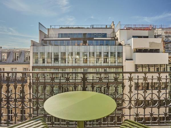 Numa Paris Champs-Élysées : photo 6 de la chambre medium studio with kitchenette and balcony