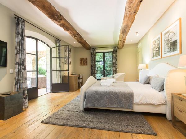 Domaine Les Mésanges : photo 5 de la chambre suite lit queen-size - vue sur piscine