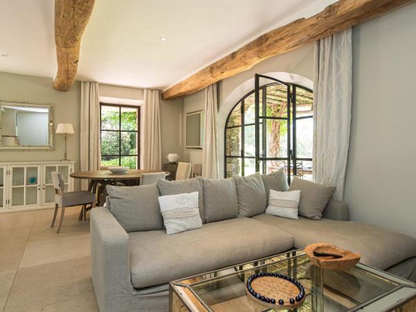 Domaine Les Mésanges : photo 4 de la chambre suite lit queen-size - vue sur piscine