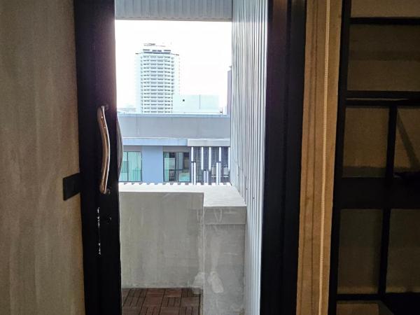 White Palace Bangkok : photo 4 de la chambre chambre lit king-size avec balcon