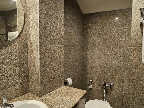 White Palace Bangkok : photo 5 de la chambre chambre lit king-size avec balcon