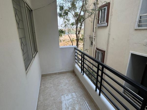 Sloane Service Apartments : photo 8 de la chambre appartement 1 chambre avec balcon